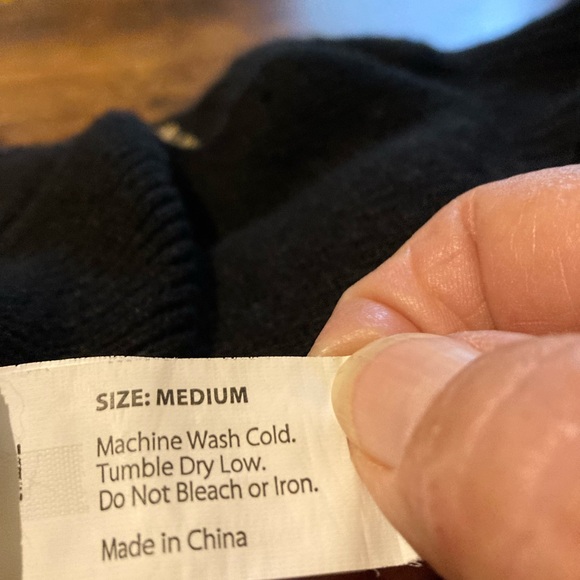 Christmas dog sweater and retractable lease - Picture 5 of 5